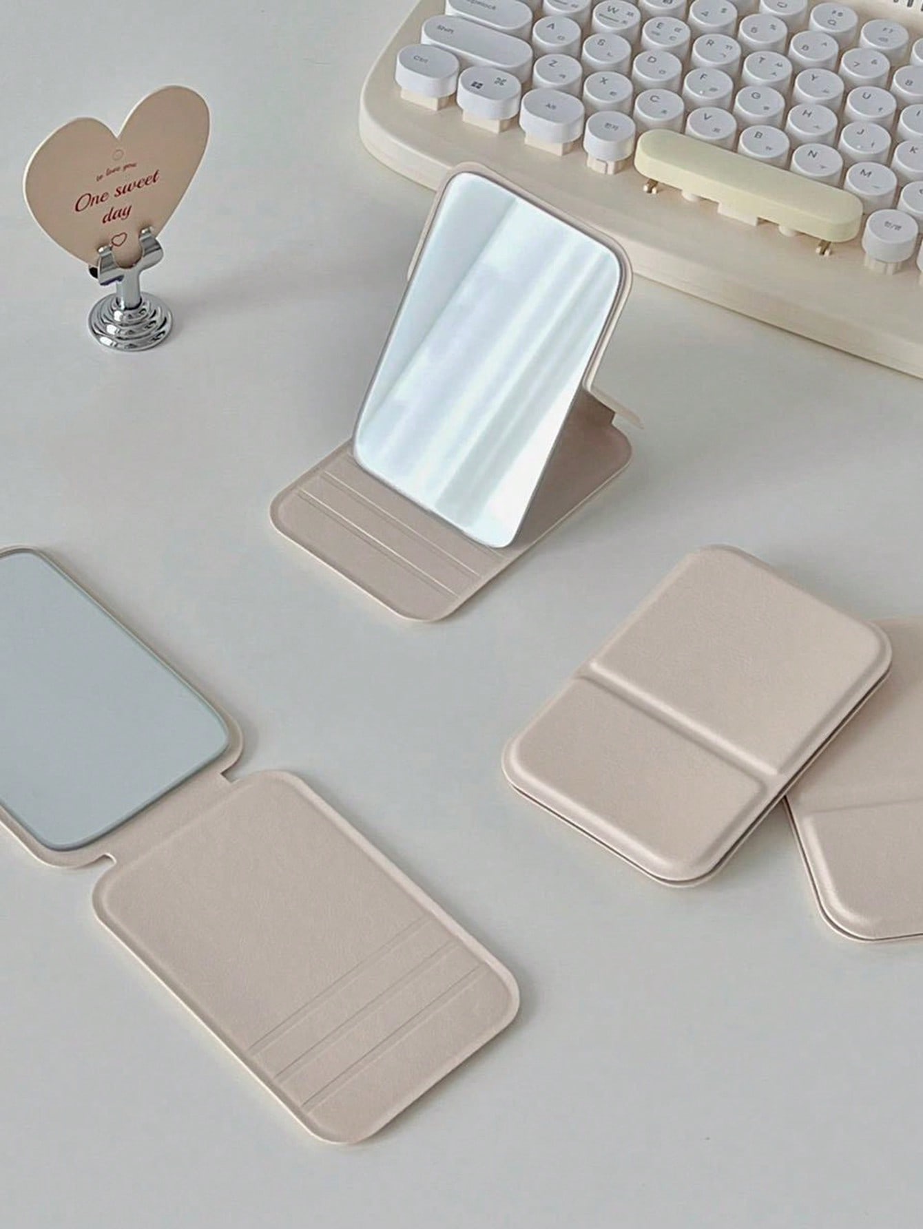 Portable Folding Mini Makeup M - огляд і ціна Makeup And Beauty